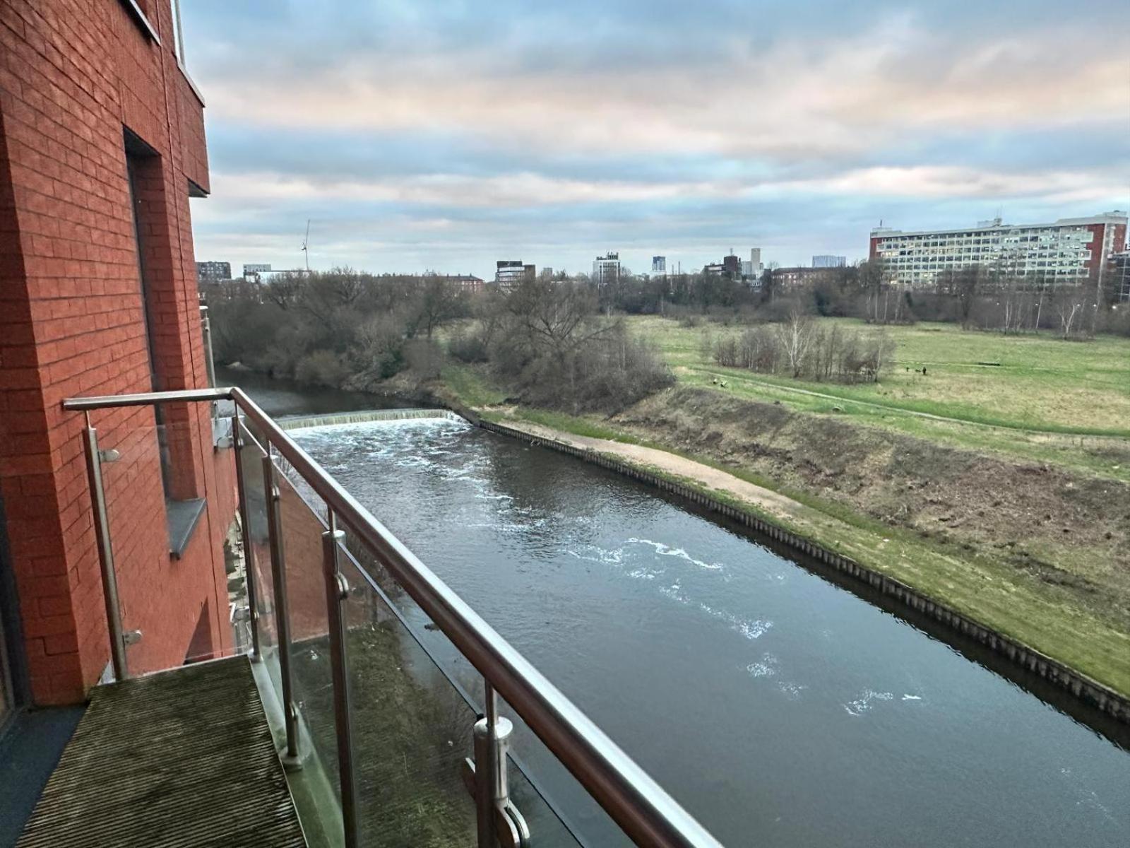Adelphi Wharf Apartments By Beehosting Manchester Exterior photo
